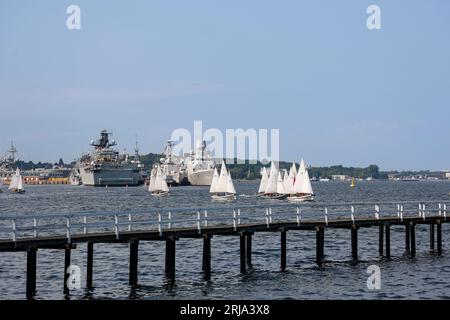 Fernansicht eines Segelbootrennens in der Nähe der Marinebasis Kiel-Wik während der Kieler Woche oder der Kieler Regatta, Kiel, Schleswig-Holstein, Deutschland Stockfoto