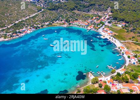 Kleines Fischerdorf Posidonio mit türkisblauem Ägäismeer auf der Insel Samos, Griechenland Stockfoto