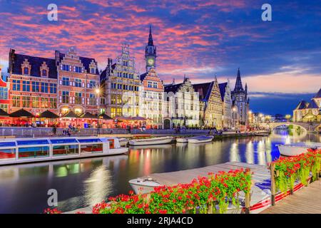 Gent (Gent), Belgien. Graslei Kai und Leie Fluss in der Dämmerung. Stockfoto