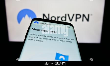 Mobiltelefon mit Website des VPN-Dienstes NordVPN (Nordsec Ltd.) auf dem Bildschirm vor dem Firmenlogo. Konzentrieren Sie sich auf die obere linke Ecke des Telefondisplays. Stockfoto