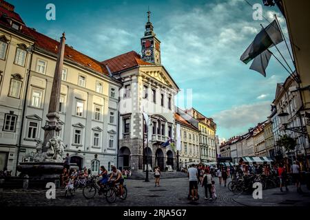 Das Rathaus und der Robba-Brunnen in Mestni Trg (Stadtplatz) - Ljubljana, Slowenien Stockfoto