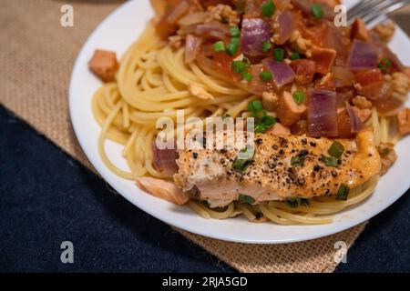 Köstliche Pasta mit Toppings. Stockfoto