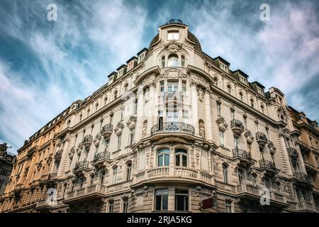 Klassische Eckgebäude in Wien, Österreich Stockfoto