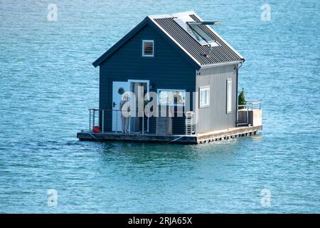 Ein Hausboot, das tatsächlich wie ein Haus auf dem Pittwater in Newport in Sydney, NSW, Australien aussieht Stockfoto