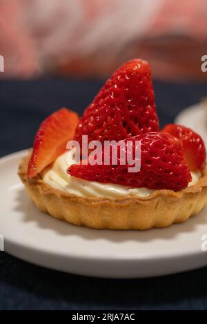 Nahaufnahme der Erdbeercreme-Torte. Stockfoto