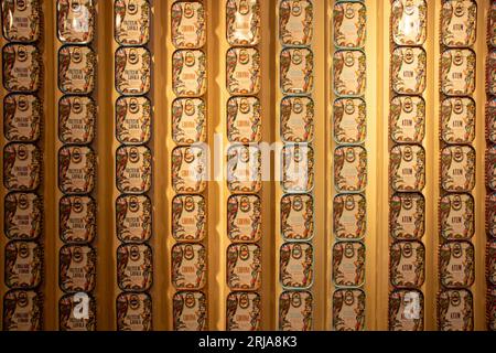 In Braga, Portugal, am 07.17.2023, Wand aus farbigen Blechdosen mit verschiedenen Meeresfrüchten Stockfoto