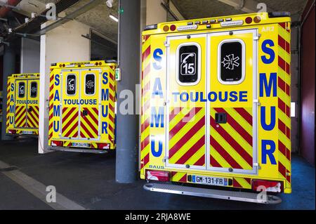 Toulouse, Frankreich. August 2023. Samu 31 Lkws. Toulouse University Hospital (CHU). SAMU 31, Gebäude Louis Lareng auf dem Gelände des Toulouse University Hospital. Frankreich, Toulouse 14. August 2023. Foto von Patricia Huchot-Boissier/ABACAPRESS.COM Credit: Abaca Press/Alamy Live News Stockfoto