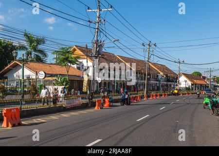 17. Juli 2023: Blick auf Yogyakarta, Indonesien, vor dem Bahnhof Yogyakarta. Es gibt viele Cafés und lokale Restaurants auf dem t Stockfoto