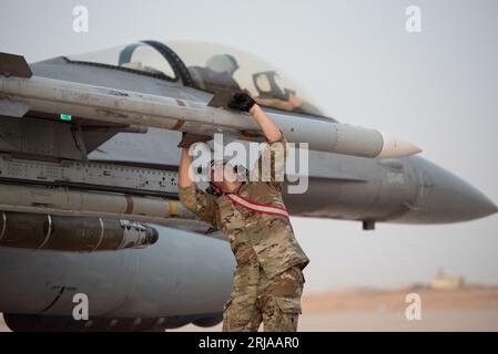 Ein Techniker der US-Luftwaffe führt Waffenkontrollen auf einer F-16 auf der Prince Sultan Air Base, Saudi Arabien, 15. August 2023 durch. Foto von Alexander Frank Stockfoto