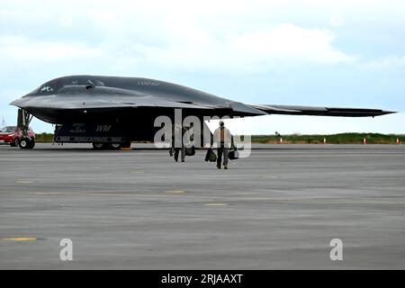 Two U.S. Air Force B-2 Spirit während der Bomber Task Force 24-4 in Keflavik, Island, 15. August 2023. Foto der US Air Force von Tech. Sgt. Heather Salazar Stockfoto