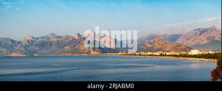 Panoramablick auf die Küste von Antalya Konyaalti und den Frachthafen bei Sonnenaufgang am Morgen Stockfoto