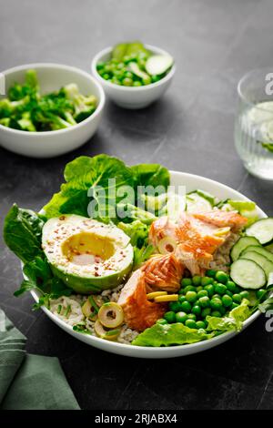 Lachs-Avocadoschale mit Brokkoli, grünen Erbsen, Reis und frischem Salat. Gesundes Essen, Draufsicht Stockfoto