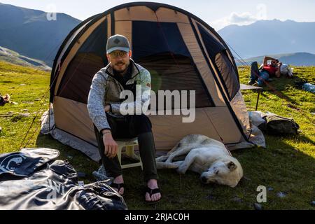 Auf der Khevsureti-Seite des Atsunta-Passes in Georgien ruhen sich alle von den Anstrengungen des Tages aus Stockfoto