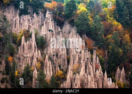 Malerischer Blick auf natürliche Erdpyramiden in der Herbstsaison. Ritten, Ritten, Dolomiten, Südtirol, Italien Stockfoto