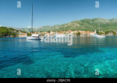 Cavtat-Stadt in Dalmatien, Kroatien. Bucht in der Adria mit Yachten und Booten Stockfoto