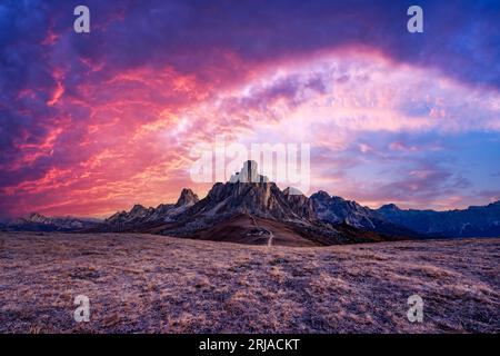 Malerische Landschaft bei einem unglaublichen rosafarbenen Sonnenuntergang in den italienischen Dolomiten. Passo Giau (Giau Pass) mit den berühmten Ra Gusela und Nuvolau Gipfeln im Hintergrund. Dolomiten, Italien Stockfoto