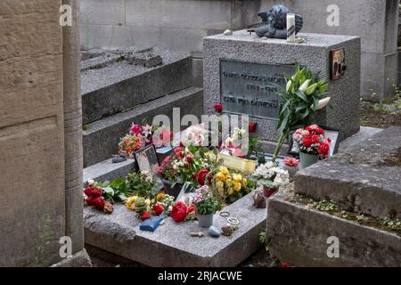 Friedhof Pere Lachaise in Paris. Grab von Jim Morrison. Jim Morrison war ein US-amerikanischer Sänger, Songwriter und Texter. Stockfoto