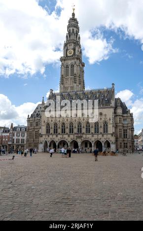 Beffroi d'Arras - Beffroi de l'Hotel de Ville d'Arras in Place des Heros, Arras, Frankreich - Rathaus von Arras, Frankreich, EU Stockfoto