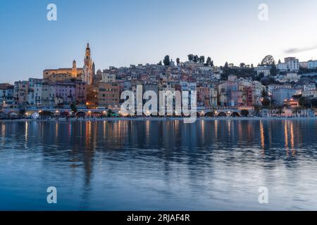 Stadtbild von Menton bei Nacht, eine historische Stadt in der Region Provence-Alpes-Côte d'Azur an der französischen Riviera Stockfoto