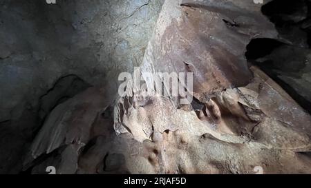 Geologische Formationen in der Höhle Rincon de la Victoria Stockfoto