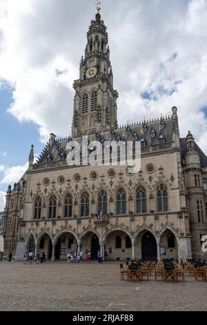 Beffroi d'Arras - Beffroi de l'Hotel de Ville d'Arras in Place des Heros, Arras, Frankreich - Rathaus von Arras, Frankreich, EU Stockfoto