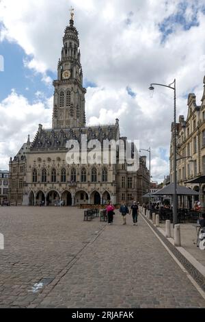 Beffroi d'Arras - Beffroi de l'Hotel de Ville d'Arras in Place des Heros, Arras, Frankreich - Rathaus von Arras, Frankreich, EU Stockfoto