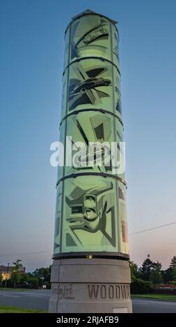 ROYAL OAK, MI/USA - 18. AUGUST 2023: Beleuchteter Woodward Avenue Tribute Tower/Sculpture, Woodward Dream Cruise. Künstler: Kyle Evans Stockfoto