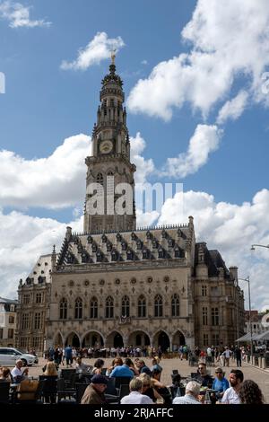 Beffroi d'Arras - Beffroi de l'Hotel de Ville d'Arras in Place des Heros, Arras, Frankreich - Rathaus von Arras, Frankreich, EU Stockfoto