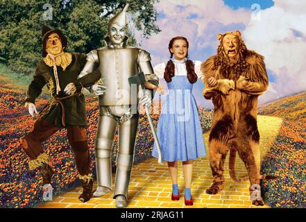 DER ZAUBERER DES OZ-Films 1939 M mit von links: Ray Bolger als Vogelscheuche, Jack Haley als Zinnmann, Judy Garland als Dorothy Gale und Bert lahr als feiger Löwe Stockfoto