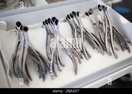 Berlin, Deutschland. August 2023. Nasenspreizer liegen während eines Pressetermins in einer HNO-Praxis. Quelle: Sebastian Christoph Gollnow/dpa/Alamy Live News Stockfoto