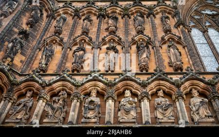George Gilbert Scotts kunstvoll geschnitzte Sandsteinfiguren aus dem 19. Jahrhundert, bekannt als die Westfront-Statuen über dem Haupteingang der Lichfield Cathedra Stockfoto