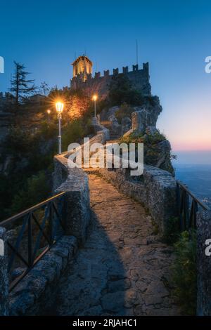 San Marino Stadtbild, Guaita Festung auf dem Gipfel des Monte Titano Felsenrepublik von San Marino Stockfoto