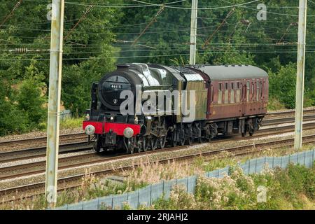 Scots Guardsman Dampflokomotive auf der West Coast Hauptstrecke in Winwick als leichte Lokomotive mit Stützwagen in Richtung Norden. Stockfoto