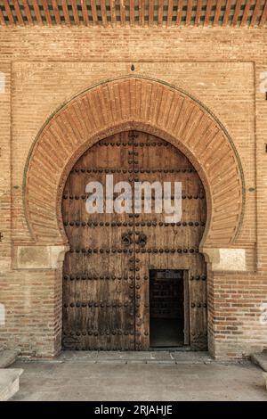 Mudejar style main door with pointed horseshoe arches of Syrian tradition of the Co-Cathedral of Santa Maria in the City of Guadalajara, Spain, Europe Stockfoto