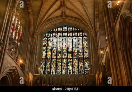 Das Buntglasfenster Tree of Jesse aus dem 15. Jahrhundert im südlichen Querschiff der Kathedrale von Lichfield. Er wurde im englischen Bürgerkrieg in 17 t schwer beschädigt Stockfoto