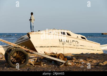 DSCHIBUTI, Obock, von hier aus versuchen äthiopische und eritreische Migranten, den Bab El Mandeb, das Rote Meer, den Golf von Aden mit schmugglerbooten nach Jemen zu überqueren, um die gefährliche Reise nach Saudi-Arabien oder Europa fortzusetzen / DSCHIBUTI, Obock, Meerenge Bab el Mandeb, mit Hilfe von Schleppern versuchen aethiopische Migranten hier nach Jemen ueberzusetzen, um weiter nach Saudi Arabien oder Europa zu gelangen Stockfoto