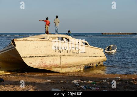 DSCHIBUTI, Obock, von hier aus versuchen äthiopische und eritreische Migranten, den Bab El Mandeb, das Rote Meer, den Golf von Aden mit schmugglerbooten nach Jemen zu überqueren, um die gefährliche Reise nach Saudi-Arabien oder Europa fortzusetzen / DSCHIBUTI, Obock, Meerenge Bab el Mandeb, mit Hilfe von Schleppern versuchen aethiopische Migranten hier nach Jemen ueberzusetzen, um weiter nach Saudi Arabien oder Europa zu gelangen Stockfoto