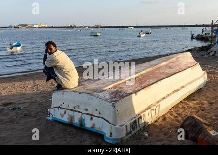 DSCHIBUTI, Obock, von hier aus versuchen äthiopische und eritreische Migranten, den Bab El Mandeb, das Rote Meer, den Golf von Aden mit schmugglerbooten nach Jemen zu überqueren, um die gefährliche Reise nach Saudi-Arabien oder Europa fortzusetzen / DSCHIBUTI, Obock, Meerenge Bab el Mandeb, mit Hilfe von Schleppern versuchen aethiopische Migranten hier nach Jemen ueberzusetzen, um weiter nach Saudi Arabien oder Europa zu gelangen Stockfoto