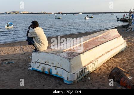 DSCHIBUTI, Obock, von hier aus versuchen äthiopische und eritreische Migranten, den Bab El Mandeb, das Rote Meer, den Golf von Aden mit schmugglerbooten nach Jemen zu überqueren, um die gefährliche Reise nach Saudi-Arabien oder Europa fortzusetzen / DSCHIBUTI, Obock, Meerenge Bab el Mandeb, mit Hilfe von Schleppern versuchen aethiopische Migranten hier nach Jemen ueberzusetzen, um weiter nach Saudi Arabien oder Europa zu gelangen Stockfoto