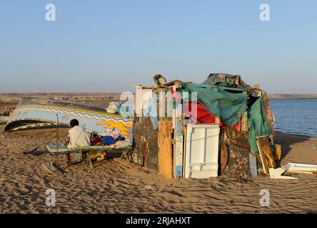 DSCHIBUTI, Obock, von hier aus versuchen äthiopische und eritreische Migranten, den Bab El Mandeb, das Rote Meer, den Golf von Aden mit schmugglerbooten nach Jemen zu überqueren, um die gefährliche Reise nach Saudi-Arabien oder Europa fortzusetzen / DSCHIBUTI, Obock, Meerenge Bab el Mandeb, mit Hilfe von Schleppern versuchen aethiopische Migranten hier nach Jemen ueberzusetzen, um weiter nach Saudi Arabien oder Europa zu gelangen Stockfoto