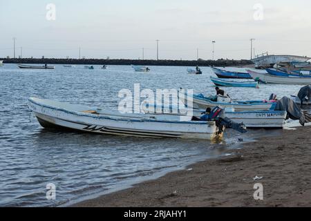 DSCHIBUTI, Obock, von hier aus versuchen äthiopische und eritreische Migranten, den Bab El Mandeb, das Rote Meer, den Golf von Aden mit schmugglerbooten nach Jemen zu überqueren, um die gefährliche Reise nach Saudi-Arabien oder Europa fortzusetzen / DSCHIBUTI, Obock, Meerenge Bab el Mandeb, mit Hilfe von Schleppern versuchen aethiopische Migranten hier nach Jemen ueberzusetzen, um weiter nach Saudi Arabien oder Europa zu gelangen Stockfoto