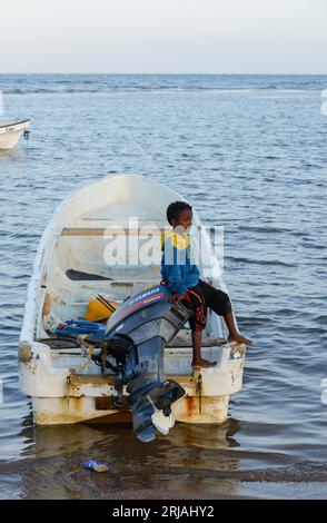 DSCHIBUTI, Obock, von hier aus versuchen äthiopische und eritreische Migranten, den Bab El Mandeb, das Rote Meer, den Golf von Aden mit schmugglerbooten nach Jemen zu überqueren, um die gefährliche Reise nach Saudi-Arabien oder Europa fortzusetzen / DSCHIBUTI, Obock, Meerenge Bab el Mandeb, mit Hilfe von Schleppern versuchen aethiopische Migranten hier nach Jemen ueberzusetzen, um weiter nach Saudi Arabien oder Europa zu gelangen Stockfoto