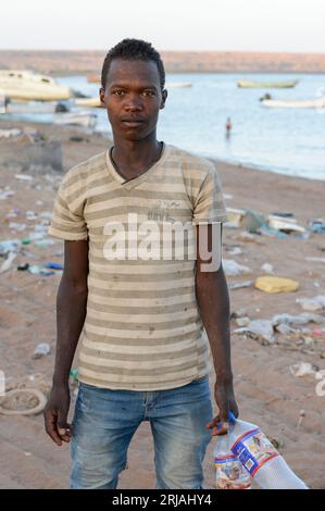 DSCHIBUTI, Obock, von hier aus versuchen äthiopische Migranten, den bab el mandeb mit dem Boot nach Jemen zu überqueren, um weiter nach Saudi-Arabien oder Europa zu fahren / DSCHIBUTI, Obock, Meerenge Bab el mandeb, mit Hilfe von Schleppern aethiopische Migranten versuchen hier nach Jemen ueberzusetzen, um weiter nach Saudi Arabien oder Europa zu gelangen, NEMA Mohammed Hassan aus Oromia ist hier gestrandet Stockfoto