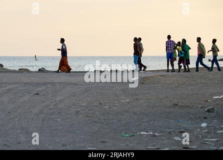 DSCHIBUTI, Obock, von hier aus versuchen äthiopische und eritreische Migranten, den Bab El Mandeb, das Rote Meer, den Golf von Aden mit schmugglerbooten nach Jemen zu überqueren, um die gefährliche Reise nach Saudi-Arabien oder Europa fortzusetzen / DSCHIBUTI, Obock, Meerenge Bab el Mandeb, mit Hilfe von Schleppern versuchen aethiopische Migranten hier nach Jemen ueberzusetzen, um weiter nach Saudi Arabien oder Europa zu gelangen Stockfoto