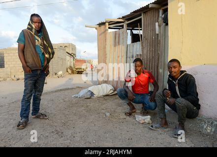 DSCHIBUTI, Obock, von hier aus versuchen äthiopische Migranten, bab el mandeb mit dem Boot nach Jemen zu überqueren, um nach Saudi-Arabien oder Europa zu fahren, Gruppe junger männlicher äthiopischer Flüchtlinge / DSCHIBUTI, Obock, Meerenge Bab el mandeb, mit Hilfe von Schleppern versucht aethiopische Migranten hier nach Jemen ueberzusetzen, um weiter nach Saudi Arabien oder Europa zu gelangen, Gruppe aethiopischer Fluechtlinge Stockfoto