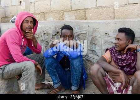 DSCHIBUTI, Obock, von hier aus versuchen äthiopische Migranten, bab el mandeb mit dem Boot nach Jemen zu überqueren, um nach Saudi-Arabien oder Europa zu fahren, äthiopische Migranten / DSCHIBUTI, Obock, Meerenge Bab el mandeb, mit Hilfe von Schleppern aethiopische Migranten versuchen hier nach Jemen ueberzusetzen, - Ich bin ein Freund von Saudi Arabien oder Europa zu gelangen Stockfoto