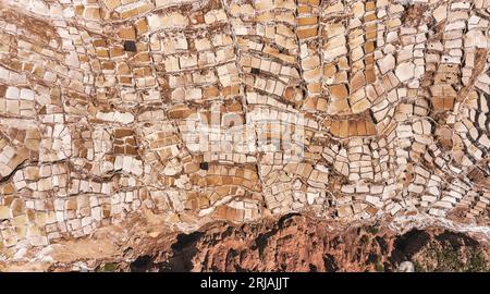 Salinas de Maras. Blick aus der Vogelperspektive auf die Salzminen von Maras im heiligen Tal in der Nähe von Cusco, Peru. Stockfoto