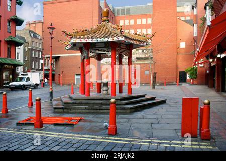 London, Vereinigtes Königreich - Dezember 28 2006: Die Chinatown-Pagode am Newport Place wurde 2016 abgerissen und wird durch eine neue Pagode ersetzt Stockfoto