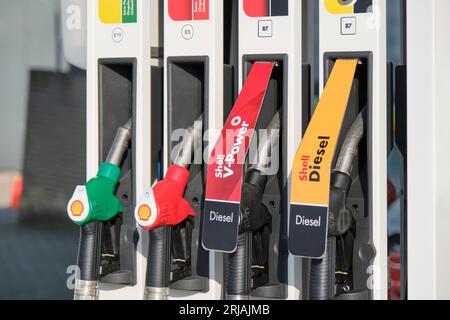 Mantelgaspumpendüsen an einer Tankstelle Schließen Sie die Kraftstoffdüsen für verschiedene Benzin- und Dieseltypen an einer Tankstelle. Stockfoto