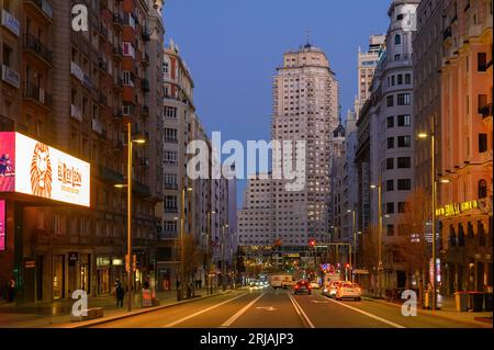Gebäudearchitektur und Nachtszene in Madrid, Spanien. Madrid ist die Hauptstadt und bevölkerungsreichste Stadt Spaniens. Stockfoto